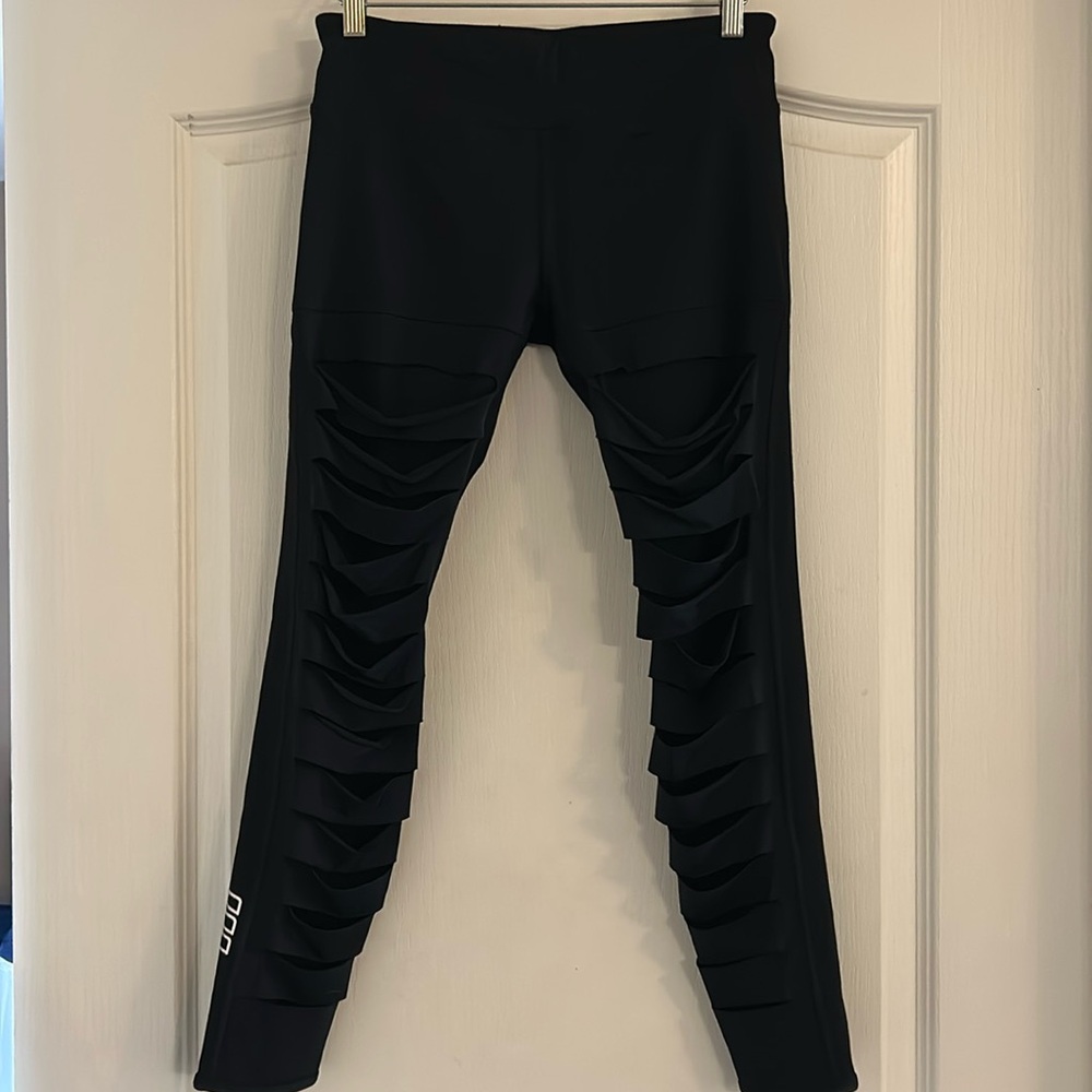 EUC WOMENS LORNA JANE BLACK SLASHED FULL LENGTH TIGHTS SIZE MEDIUM